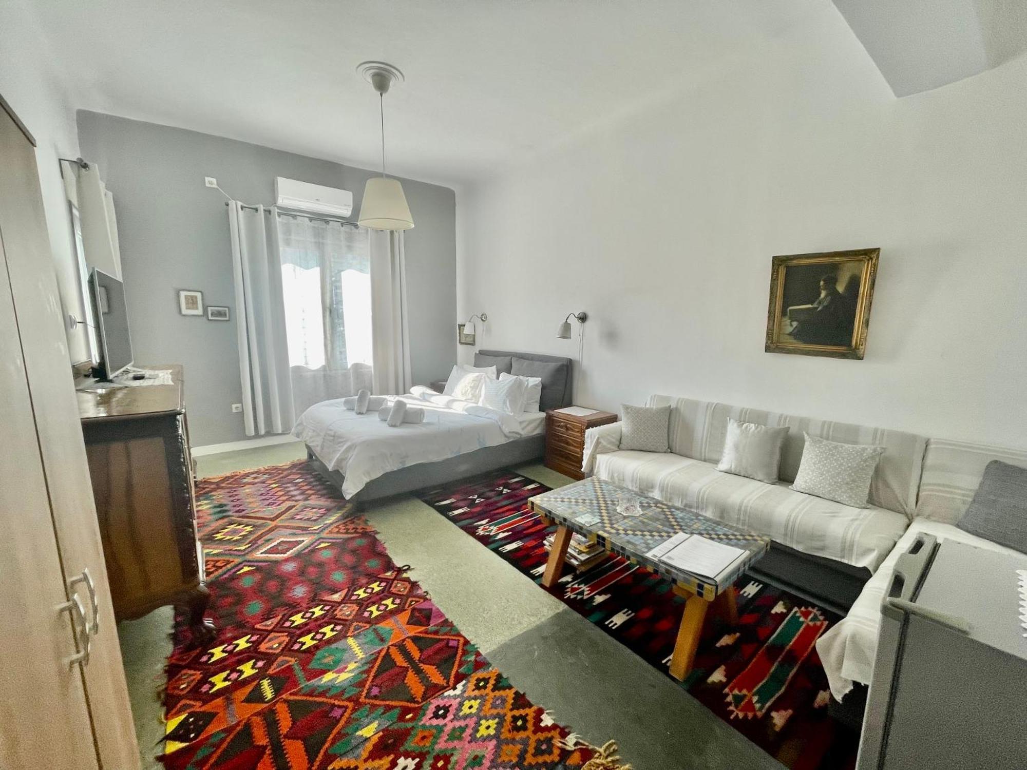 A Litte Taste Of Home Guest House เอเธนส์ ภายนอก รูปภาพ
