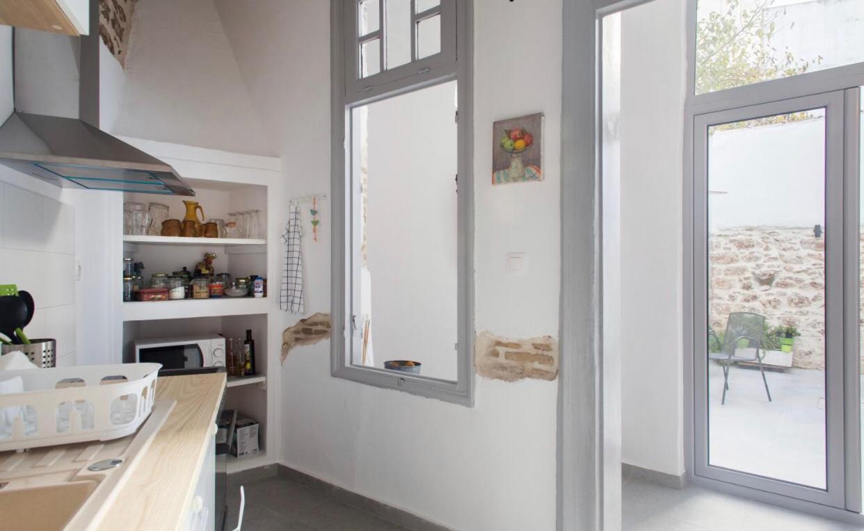 A Litte Taste Of Home Guest House เอเธนส์ ภายนอก รูปภาพ