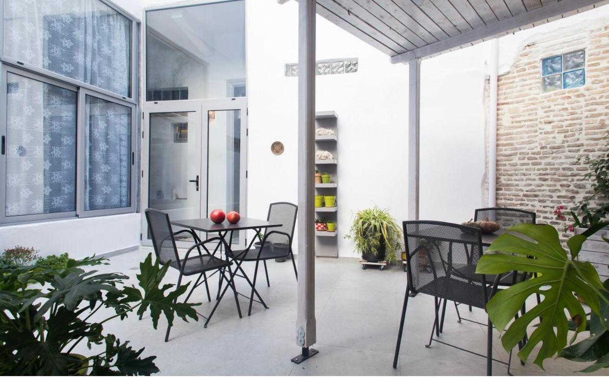 A Litte Taste Of Home Guest House เอเธนส์ ภายนอก รูปภาพ